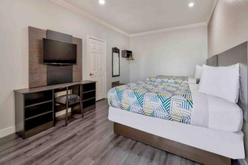1 Queen Bed  Smoking Mini Fridge - foto 10
