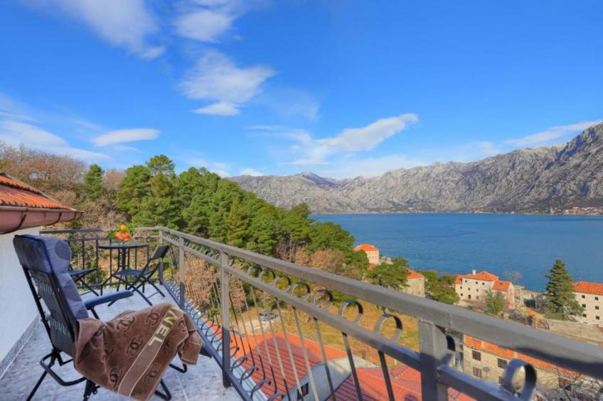 Charming Kotor Bay Retreat Just Steps from the Beach - Two Bedroom Apartment With Sea View - foto 13