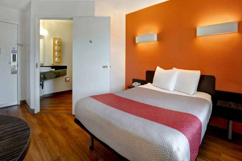 1 Queen Bed  ADA/RI Shower - foto 13