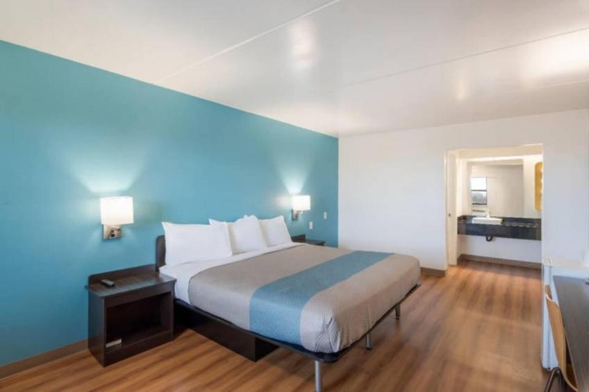 1 KING BED  MOB ACCESS TUB NSMK MINIFRIDG