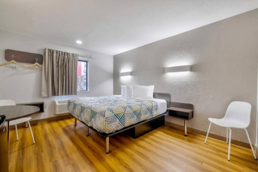 1 Queen Bed  Non-Smoking Kitchen - foto 12