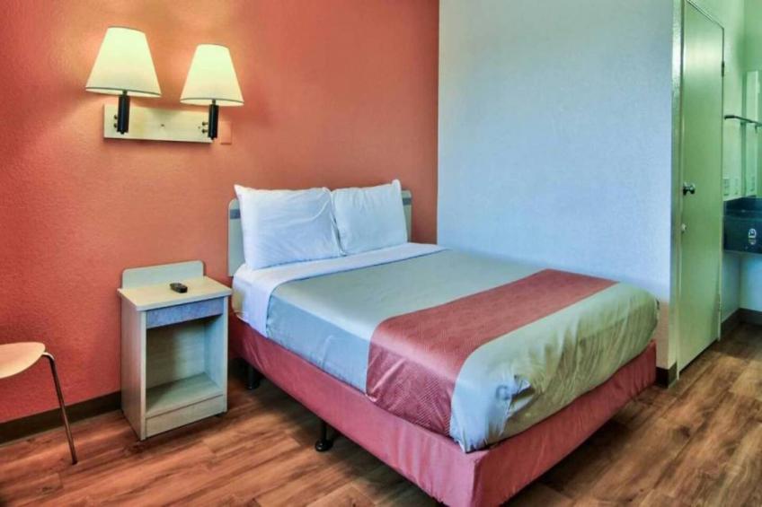 1 Queen Bed  Mini Fridge Smoking - foto 11