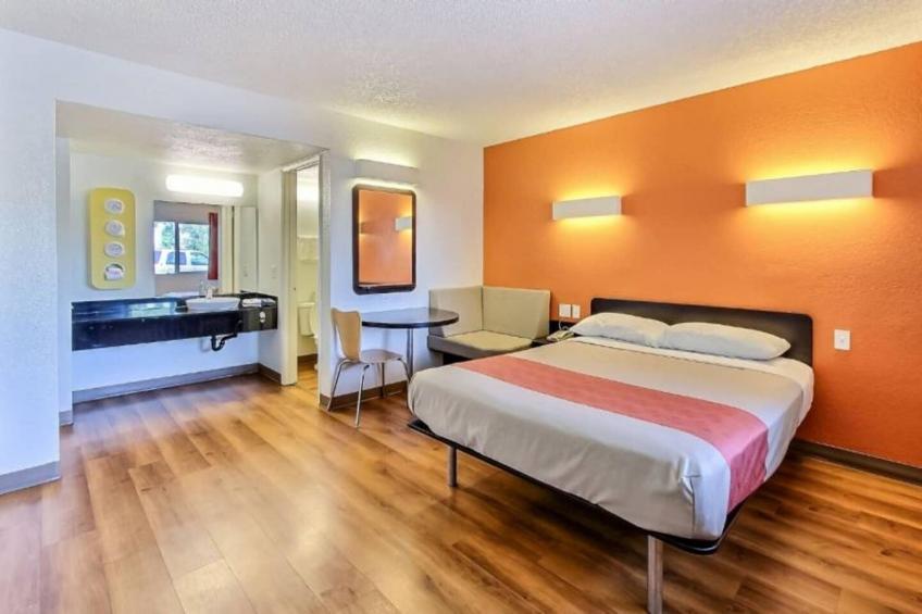 1 Queen Bed  Micfridge - foto 6