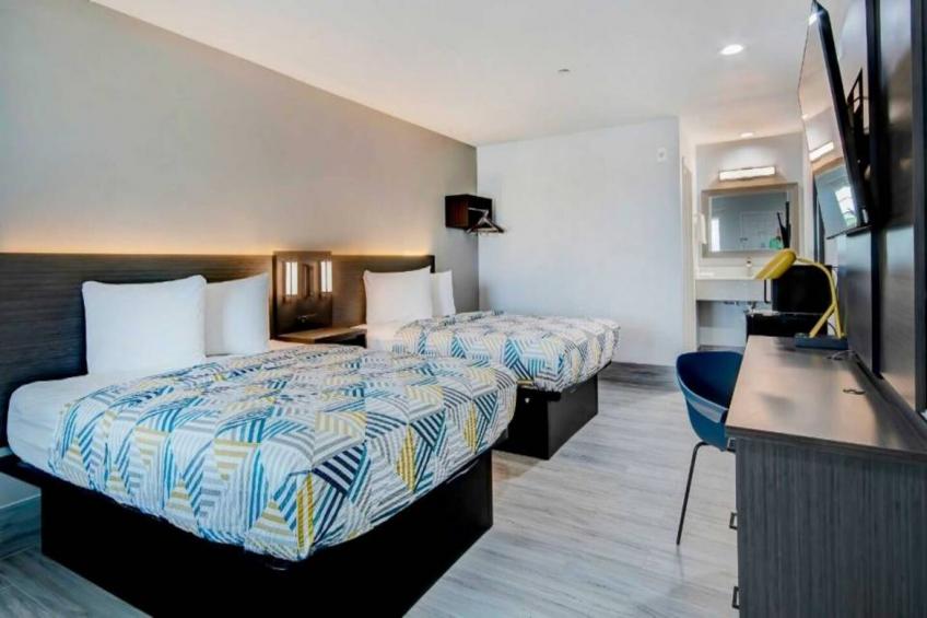 2 Queen Beds  Non-Smoking