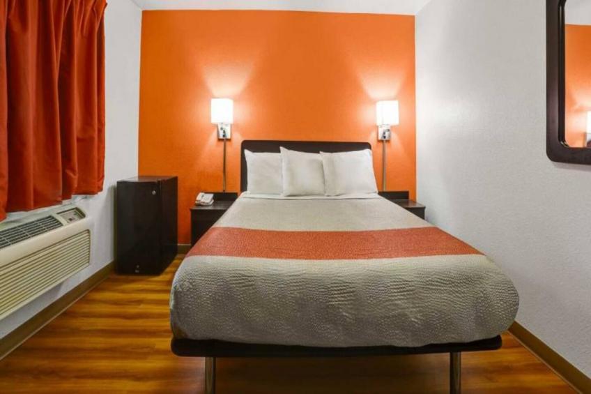 1 Queen Bed  Smoking Micfridge - foto 14