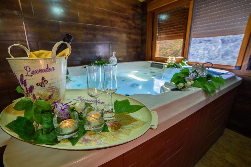 Das Upside Down House mit Whirlpool-Badewanne - foto 4