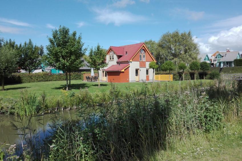 Einmalige, ruhige Ferienvilla im Grünen