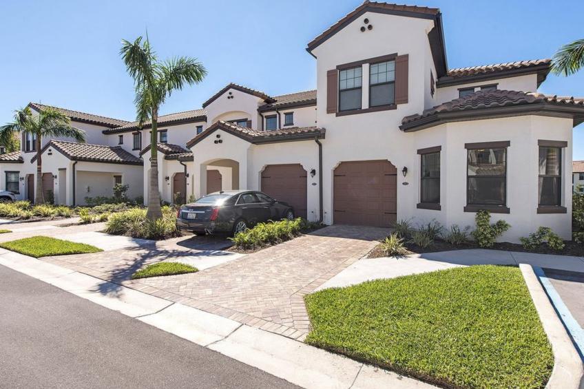 mit gemeinschaftlichem Pool