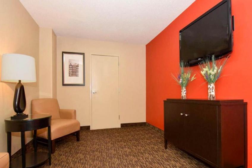 2 Queen Beds | Mobil Access Tub Nsmk Kitchen - foto 17