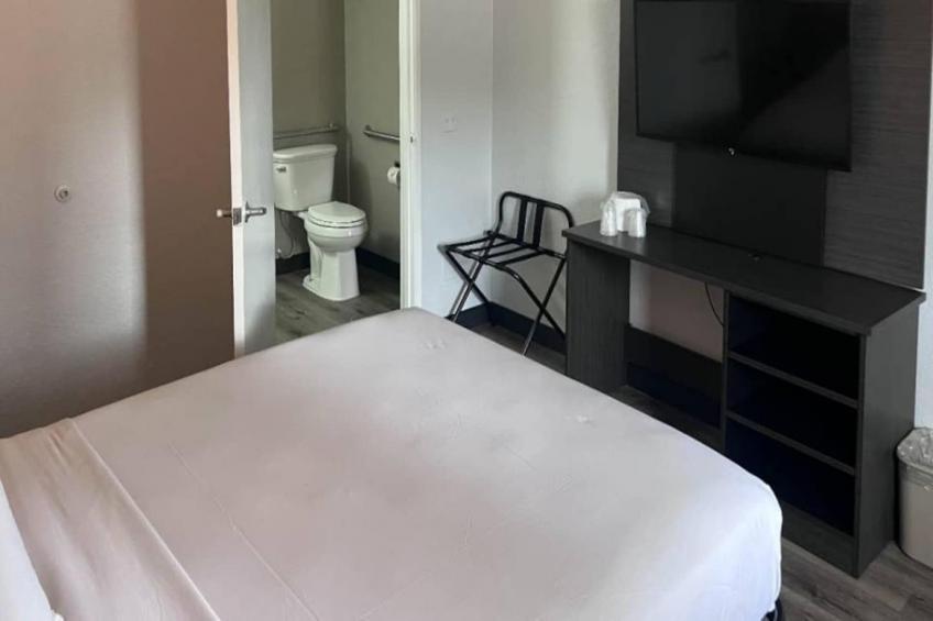 1 Full Bed  ADA/Tub/Micfridge - foto 15