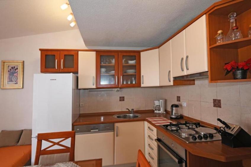 Apartments Mihovilović - 50 m from beach - One Bedroom Apartment with Terrace and Pool view (A4) - foto 4