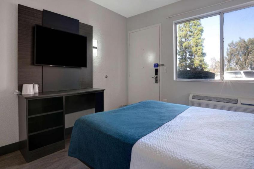 1 Full Bed  ADA/RI Shower - foto 28