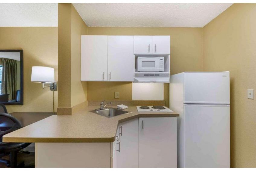 1 Queen Bed  ADA\/RI Shower\/Non-Smoking\/Kitchen - foto 8
