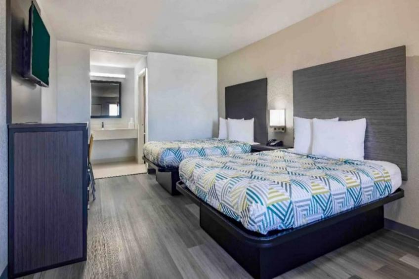 2 Queen Beds  Non-Smoking Kitchen - foto 4
