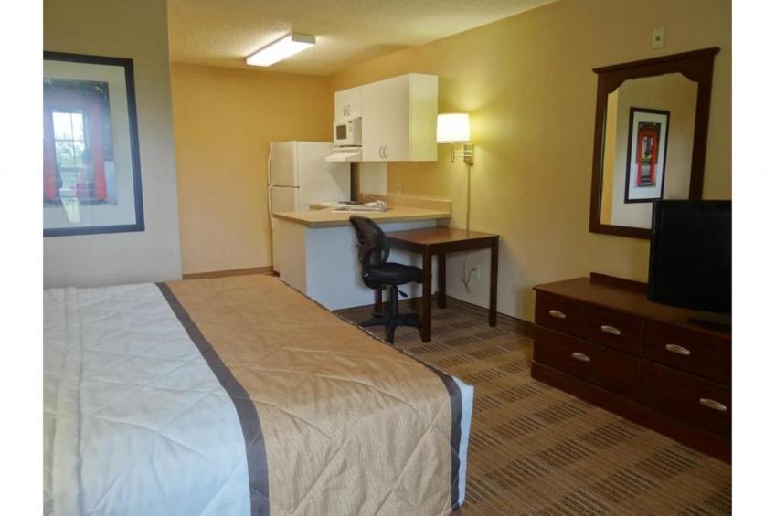 1 King Bed | Non-Smoking, Kitchen, Shower - foto 20