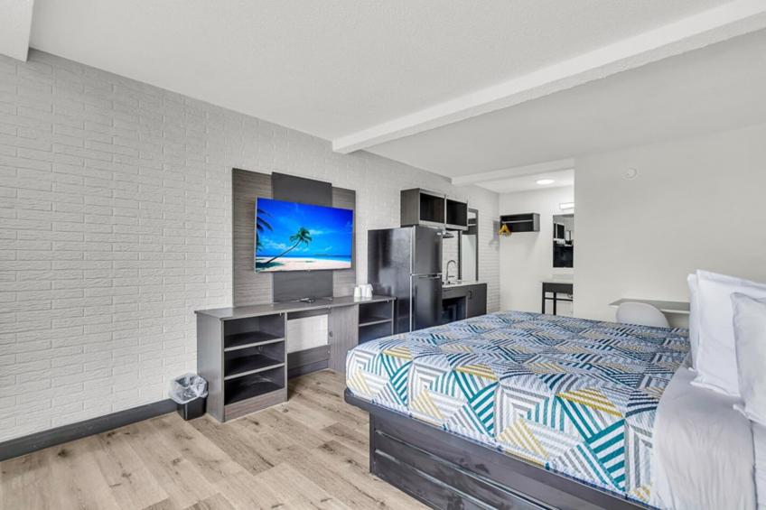 1 King Bed  Non-Smoking Kitchen - foto 9