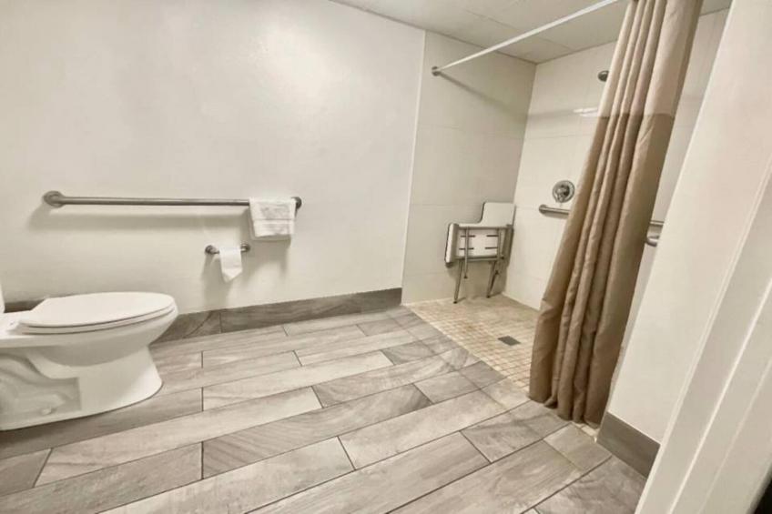 1 King Bed  Non-Smoking Kitchen - foto 15