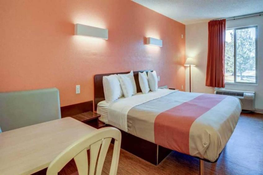 1 Queen Bed  Mob Acc RI Shwr Nsmk Micfridg - foto 8