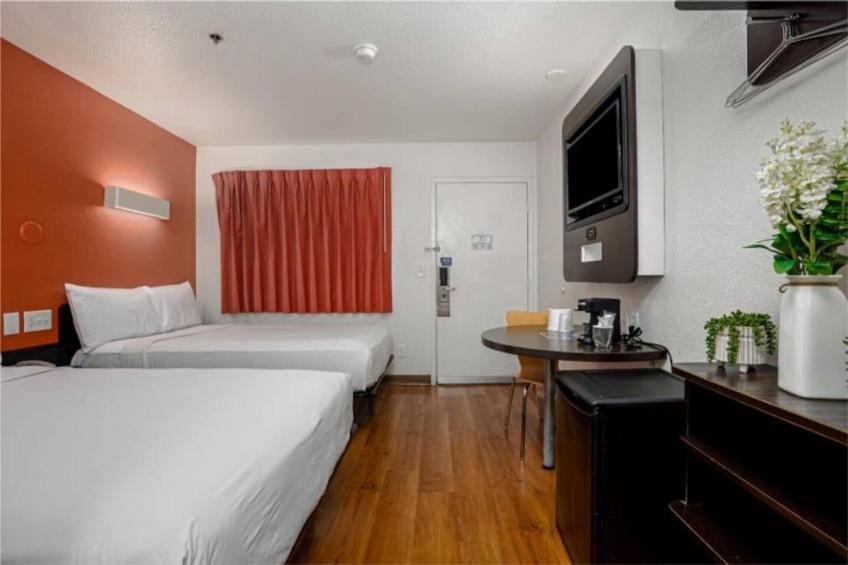 1 Queen Bed  Premium Mini Fridge - foto 38