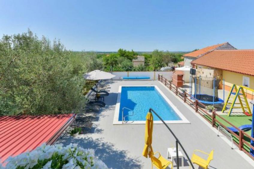Holiday Home Vesna with pool