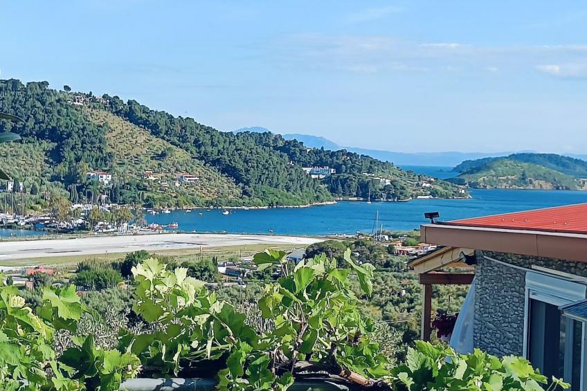 Berge und die ikonische Landebahn des Flughafens Skiathos