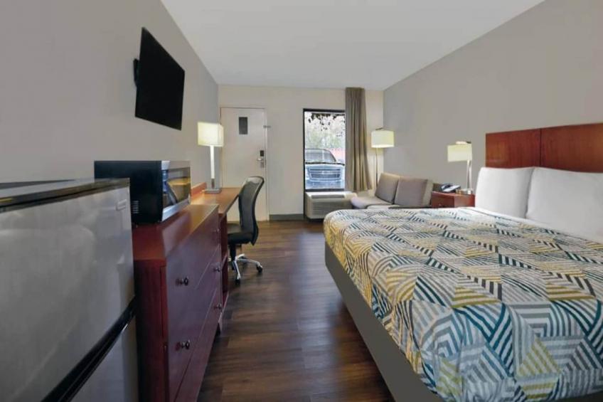 1 King Bed  Non-Smoking Micfridge Sofa-Bed - foto 15