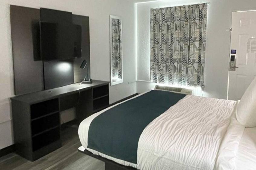 1 King Bed  Non-Smoking Micfridge - foto 11