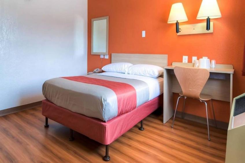 1 Full Bed  ADA/RI Shower - foto 5