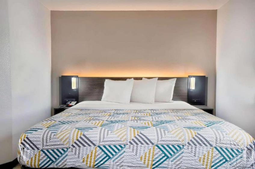 1 King Bed  Mobility Accessible Tub Nsmk - foto 9