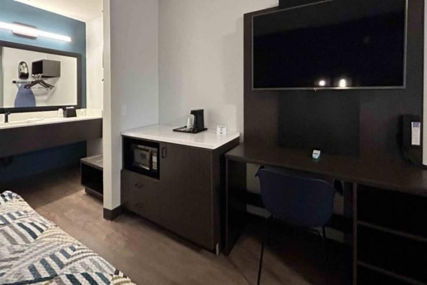 1 King Bed  Non-Smoking Micfridge - foto 4