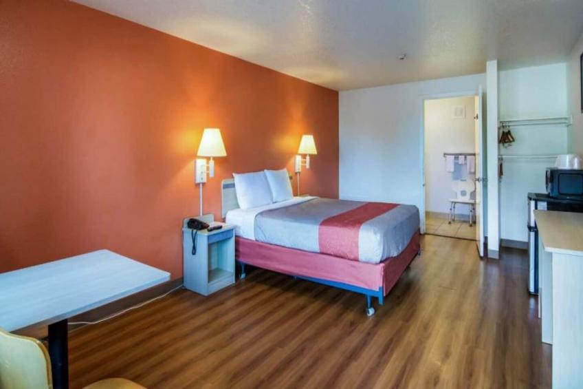 1 Queen Bed  Non-Smoking - foto 10