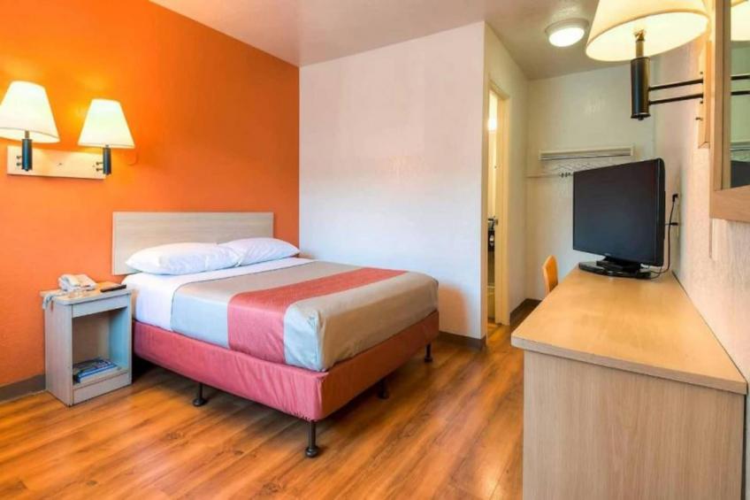1 Queen Bed  Micfridge - foto 3