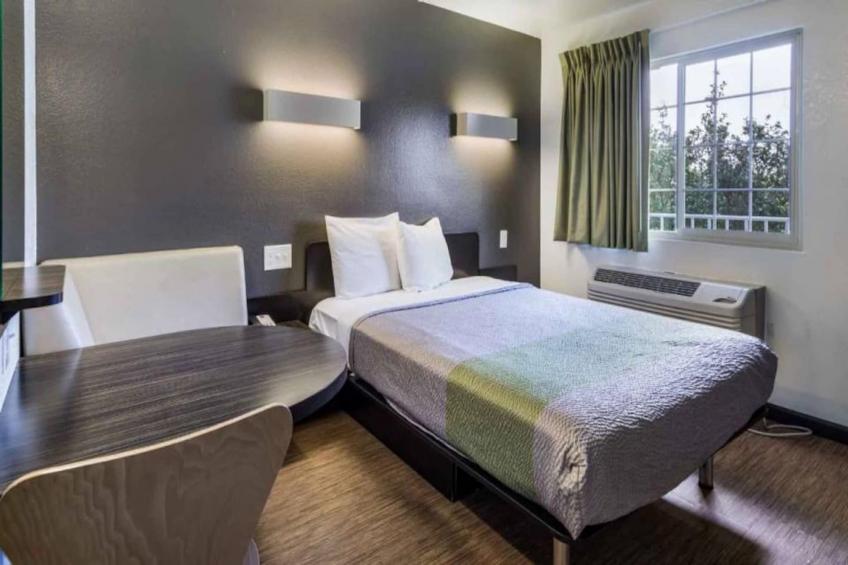 1 Queen Bed  Non-Smoking Kitchen - foto 11