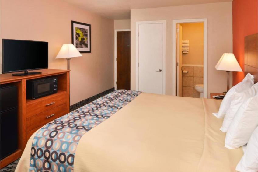 1 King Bed  Non-Smoking Micfridge - foto 12