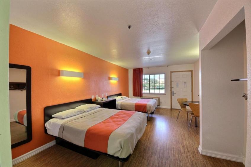 2 Queen Beds  Smoking Kitchen - foto 14