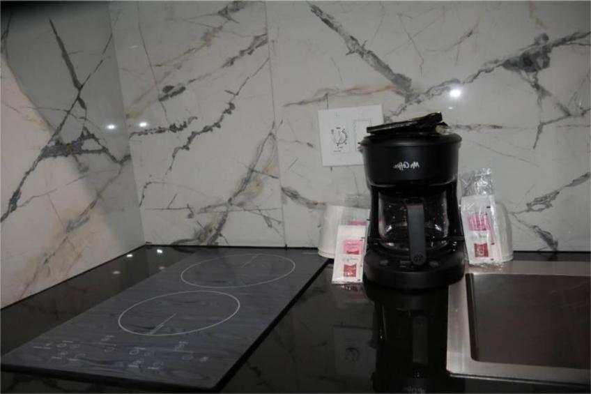 1 Queen Bed  Non-Smoking Kitchen - foto 21