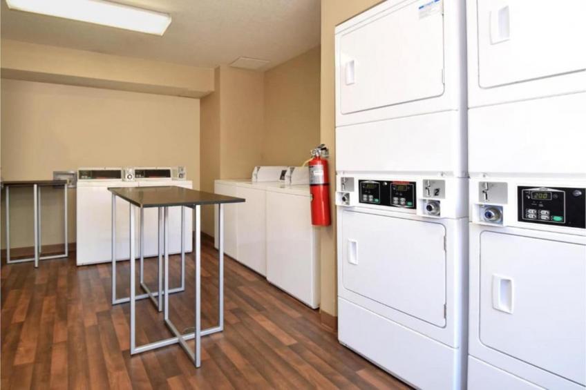 1 Queen Bed  ADA\/RI Shower\/Non-Smoking\/Kitchen - foto 40