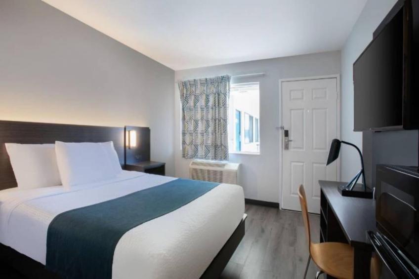 1 Queen Bed  ADA/Tub/Micfridge Non-smoking - foto 7