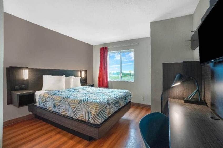 1 Queen Bed  Micfridge Non-smoking - foto 7
