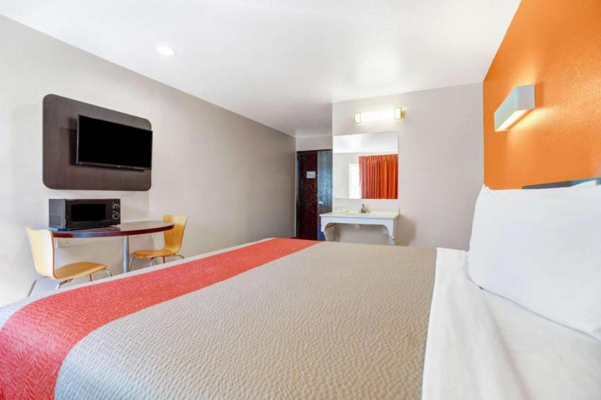 1 King Bed  Non-Smoking - foto 13