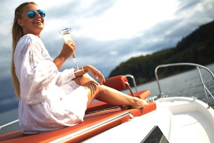 Yacht Overtime im Hafen der Marina Braunsbedra - foto 10