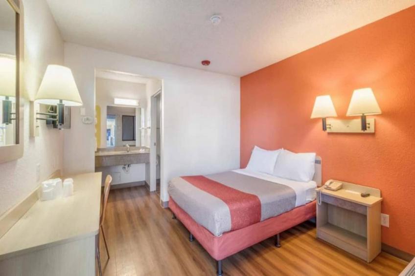 1 Queen Bed  ADA/Tub - foto 10