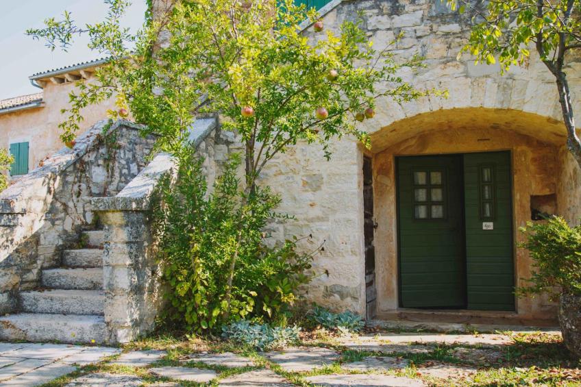 Freistehendes Ferienhaus in Karlovići mit Garten, gemeinsamem Pool und Grill - foto 12