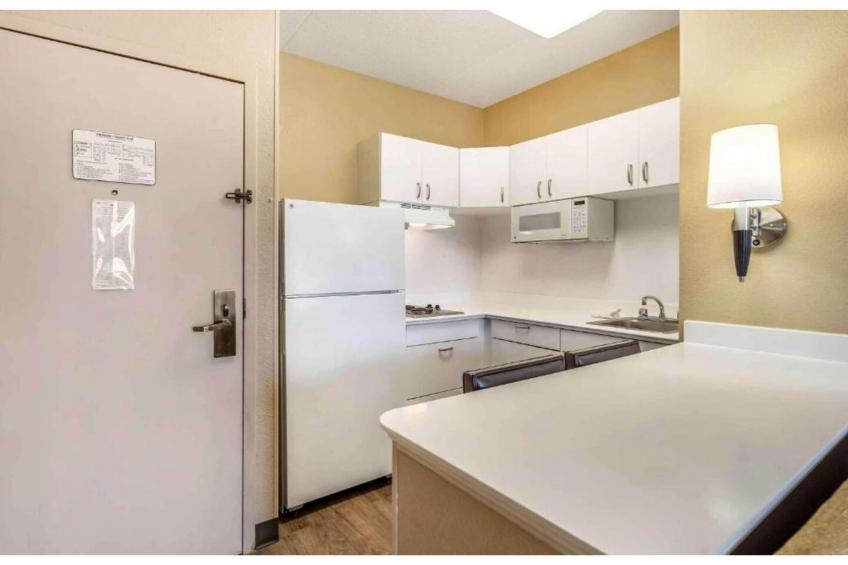 1 Queen Bed  Non-Smoking Kitchen - foto 11