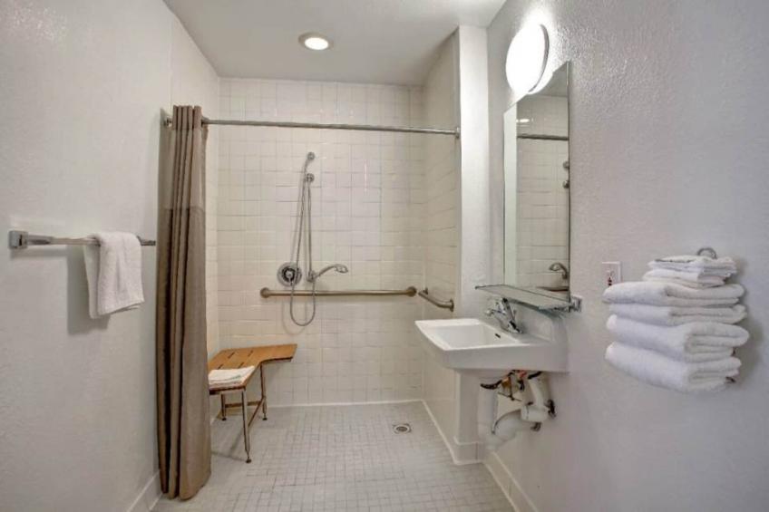 1 Queen Bed  ADA/Tub - foto 24