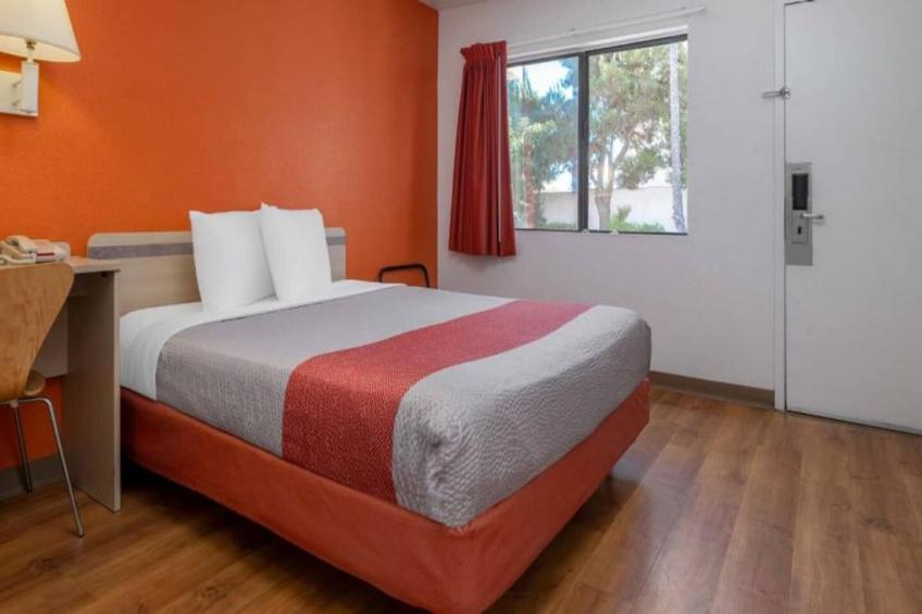 1 Queen Bed  ADA/RI Shower - foto 7