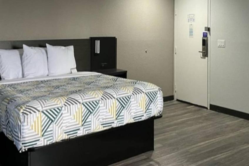 1 King Bed  Non-Smoking Micfridge - foto 13