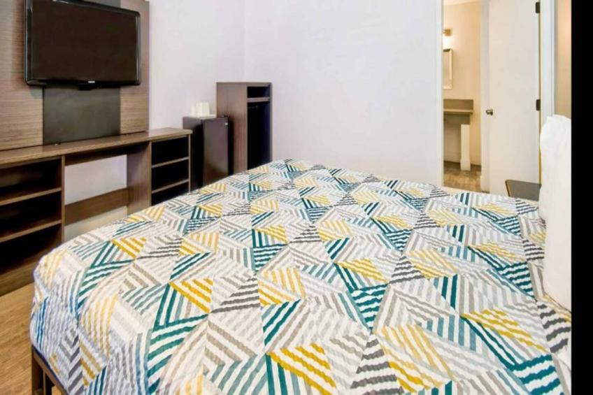 1 Queen Bed  Non-Smoking Mini Fridge - foto 11