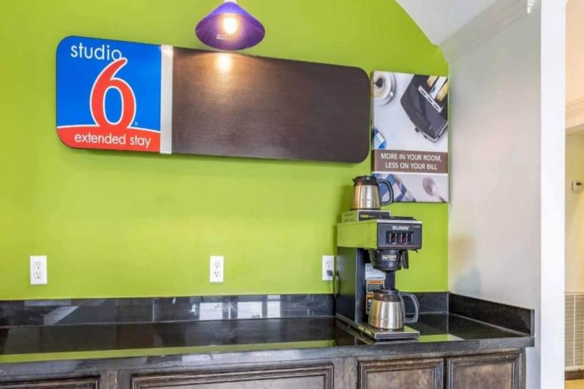 1 Queen Bed  Non-Smoking Kitchen - foto 16