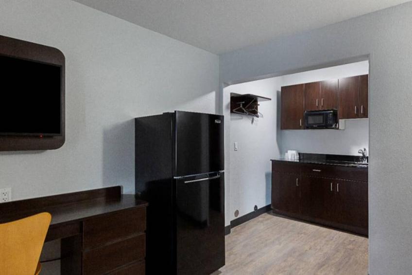 2 Queen Beds  Non-Smoking Kitchen - foto 13